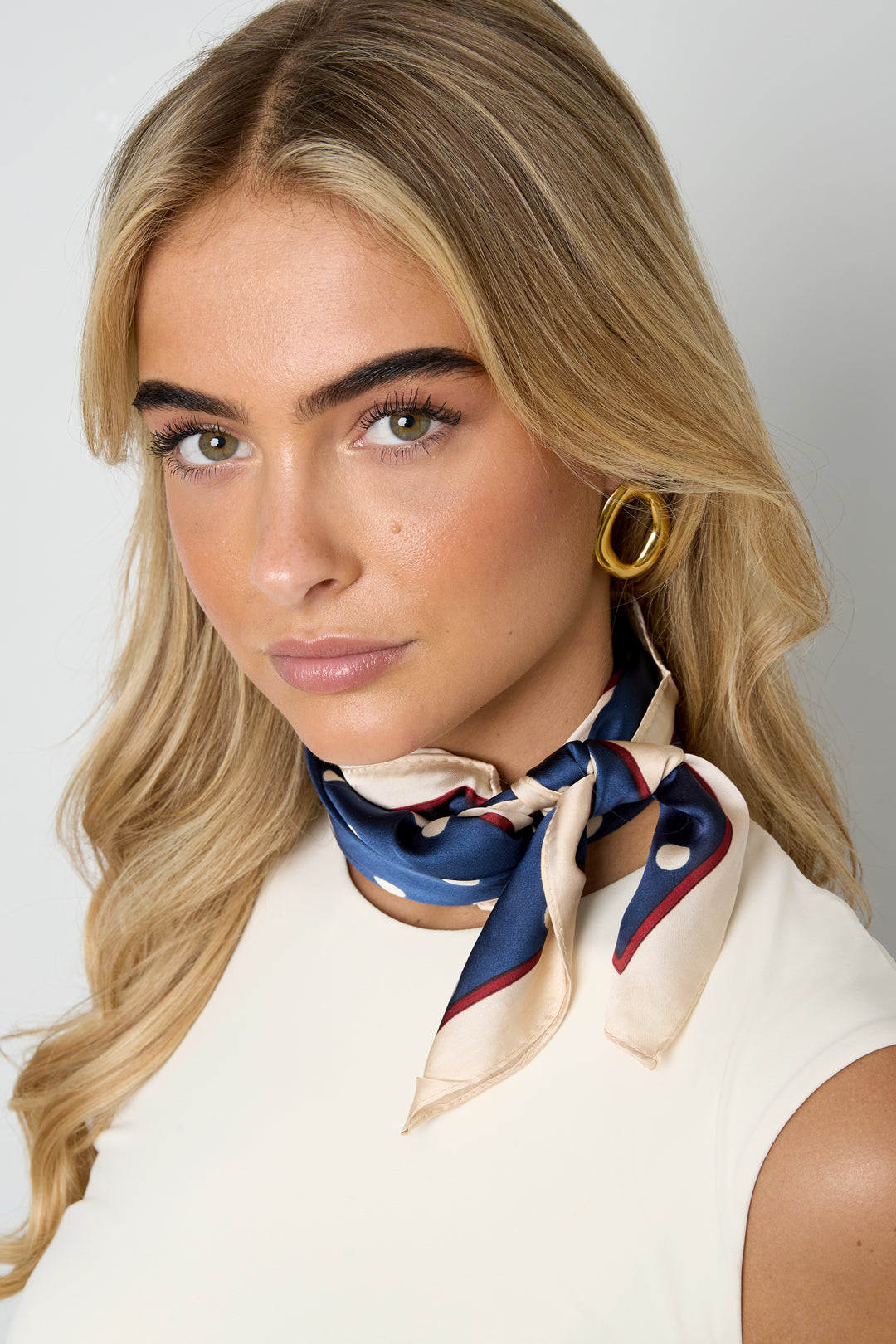 De Nieuwe Must-Have Trend van 2026: Sjaaltjes als Fashion Statement